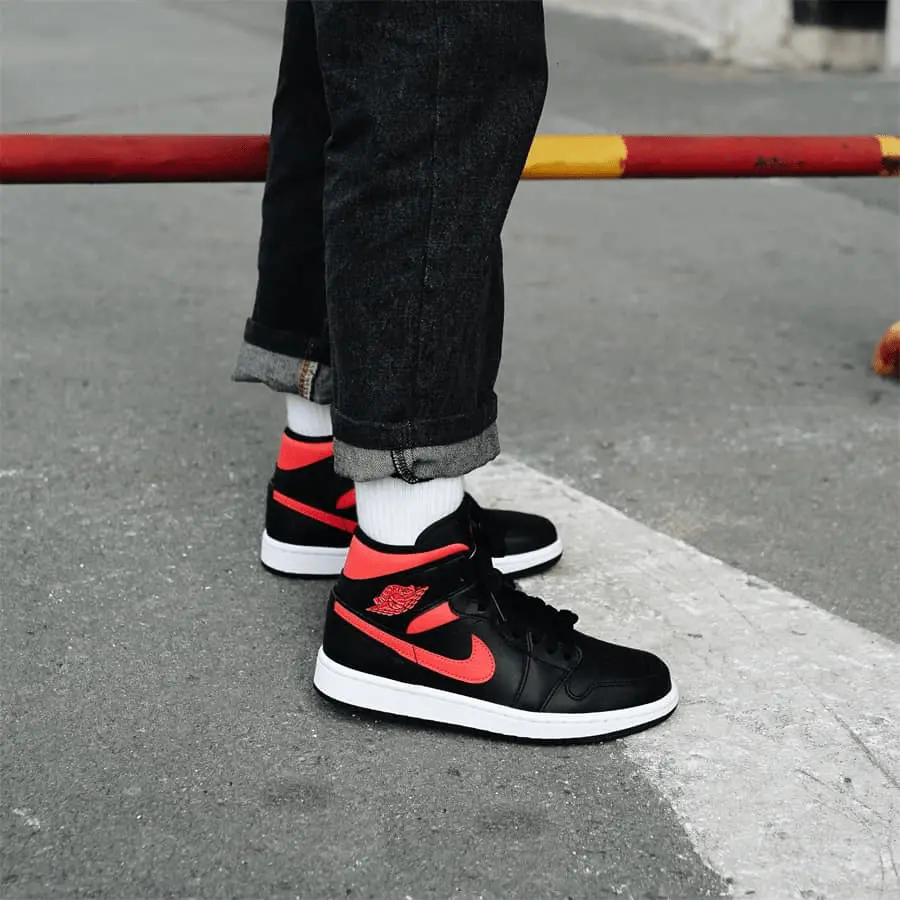 Alternative view of Giày Nike Wmns Air Jordan 1 Mid 'Siren Red' BQ6472-004