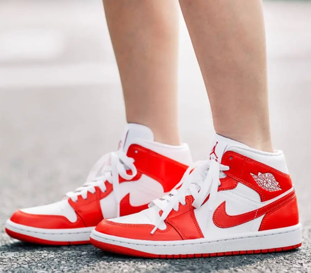 Alternative view of Giày Nike Air Jordan 1 Mid Wmns 'Habanero Red' BQ6472-116