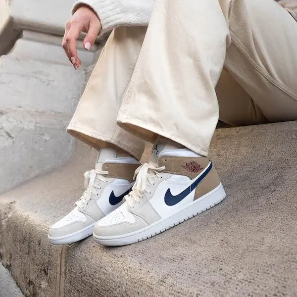 Alternative view of Giày Nike Air Jordan 1 Mid 'Tan Suede' DO6726-100