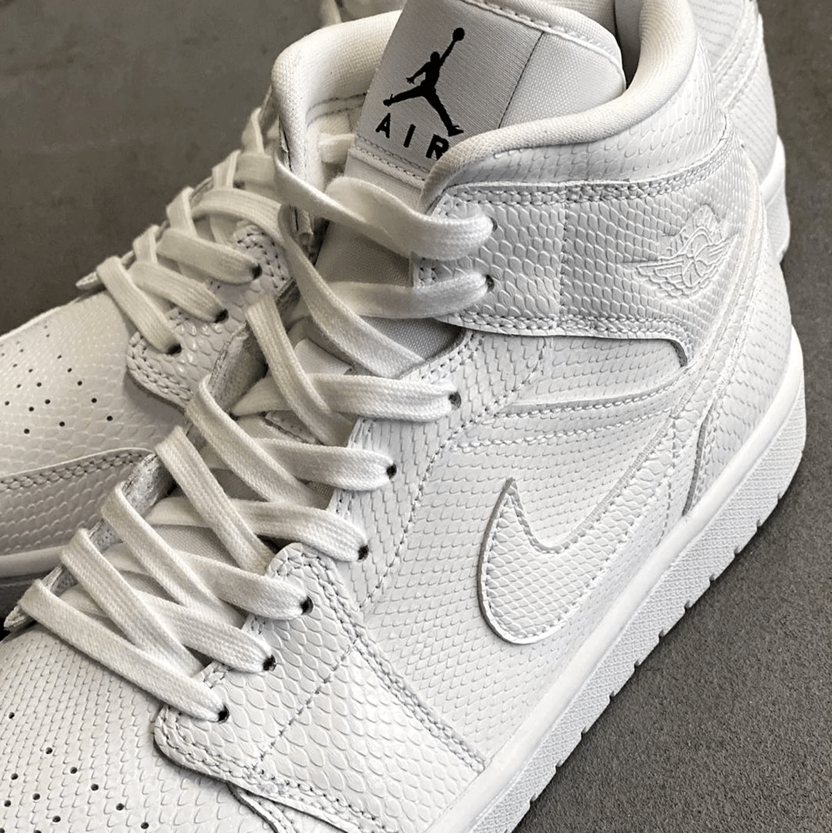 Giày Nike Air Jordan 1 Mid White 'Snakeskin' BQ6472-110 - Ảnh 2