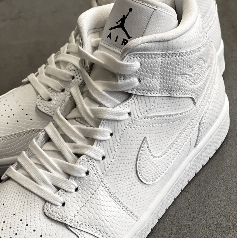 Alternative view of Giày Nike Air Jordan 1 Mid White 'Snakeskin' BQ6472-110