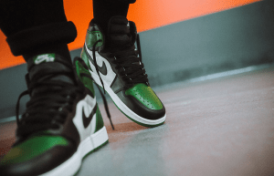 Alternative view of Giày Nike Air Jordan 1 Retro High OG 'Pine Green' 555088-302