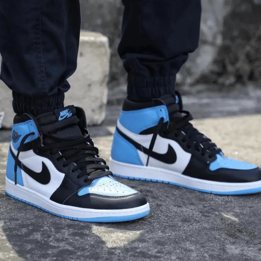 Alternative view of Giày Nike Jordan 1 Retro High OG UNC Toe DZ5485-400