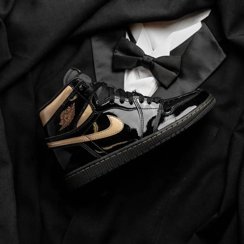 Alternative view of Giày Nike Air Jordan 1 Retro High OG 'Black Metallic Gold' 555088-032