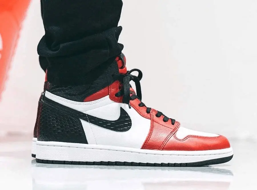Alternative view of Giày Nike Jordan 1 Retro High Satin Snake Chicago (W) CD0461-601