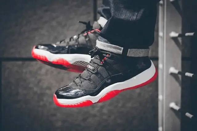 Alternative view of Giày Nike Air Jordan 11 Retro Low 'Bred' 528895-012