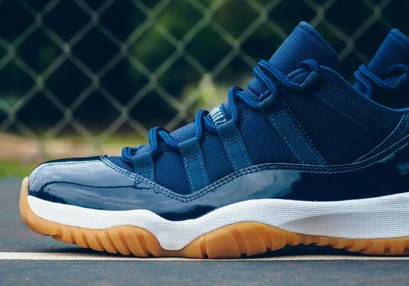 Alternative view of Giày Nike Air Jordan 11 Retro Low 'Navy Gum' 528895-405
