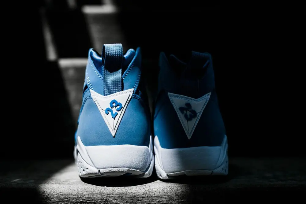 Alternative view of Giày Nike Air Jordan 7 Retro 'University Blue' 304775-400