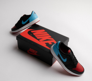 Alternative view of Giày Nike Air Jordan 1 Retro Low OG 'UNC to Chicago' CZ0775-046
