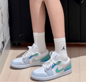 Alternative view of Giày Nike Air Jordan 1 Low SE ‘Emerald Rise’ FN8899-131