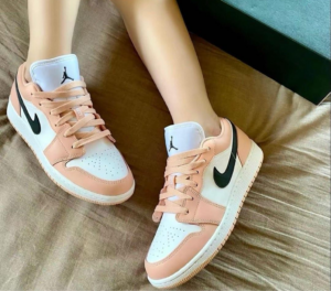 Alternative view of Giày Nike Air Jordan 1 Low GS 'Light Arctic Pink' 553560-800