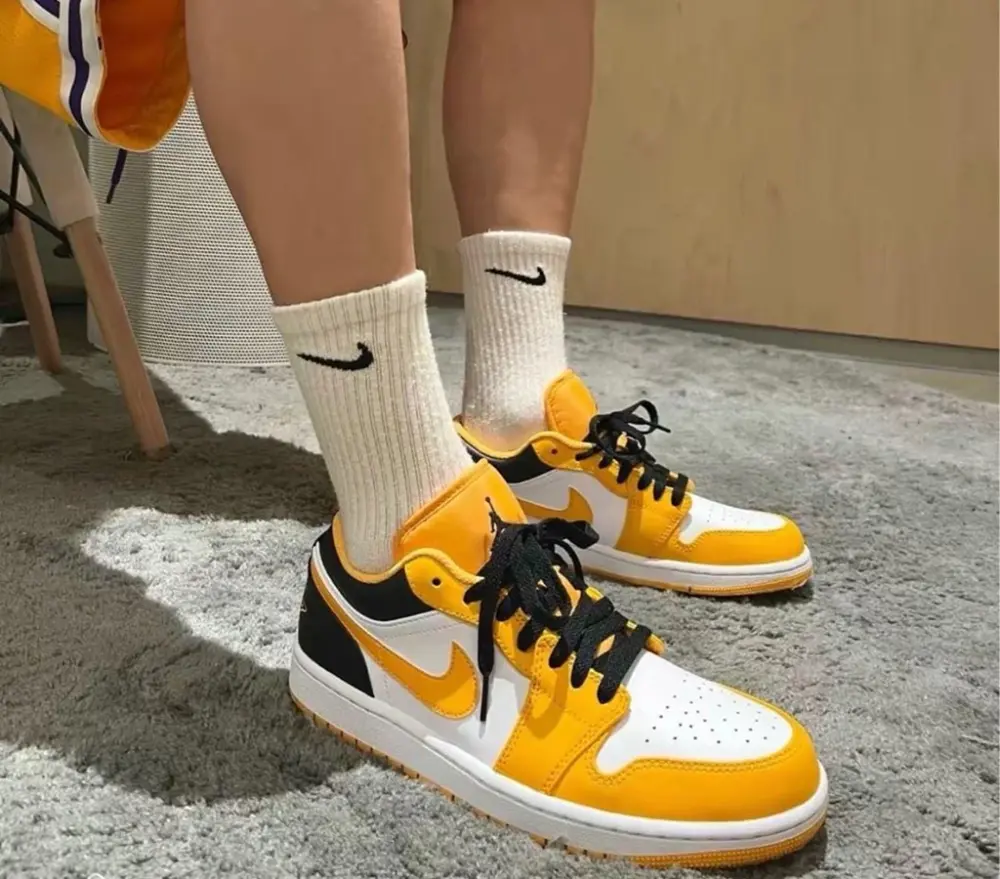 Alternative view of Giày Nike Air Jordan 1 Low 'Taxi' 553558-701