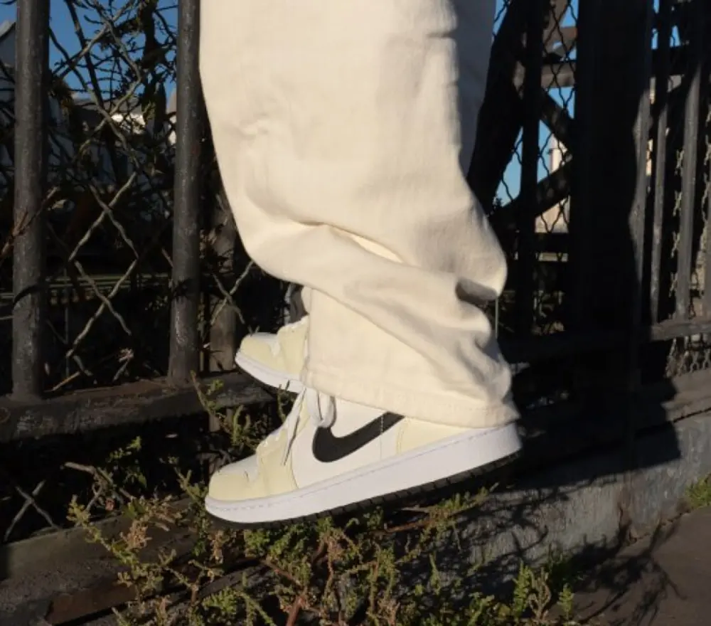 Giày Nike Wmns Air Jordan 1 Mid 'Coconut Milk' BQ6472-121 - Ảnh 4