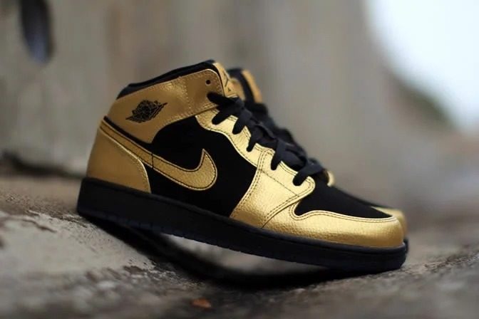 Giày Nike Air Jordan 1 Mid Metallic Gold Coin Black 555112-905 - Ảnh 3