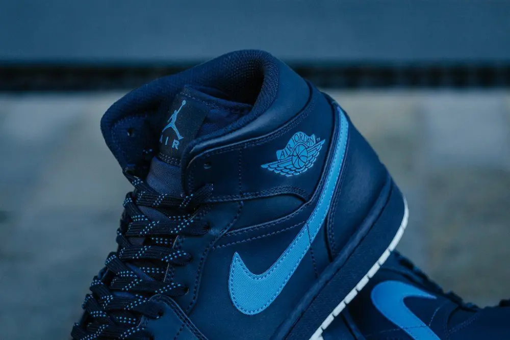 Alternative view of Giày Nike Air Jordan 1 Mid 'Obsidian University' 554724-405