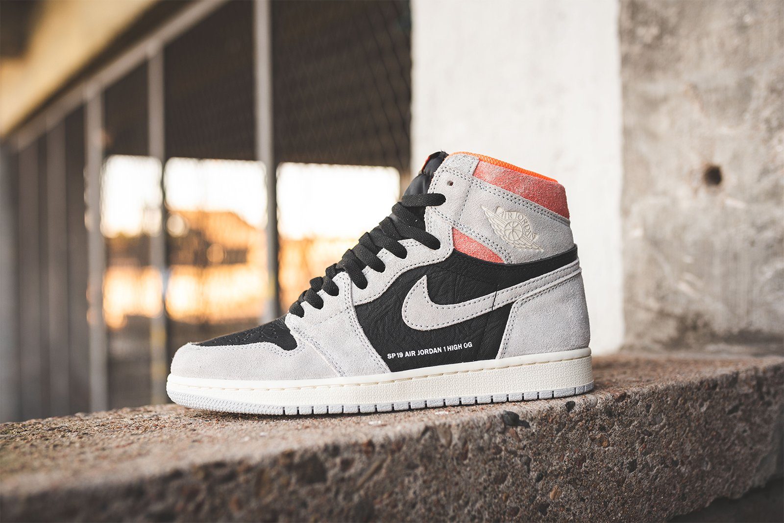 Giày Nike Air Jordan 1 Retro High 'Neutral Grey - Hyper Crimson' 555088-018 - Ảnh 3