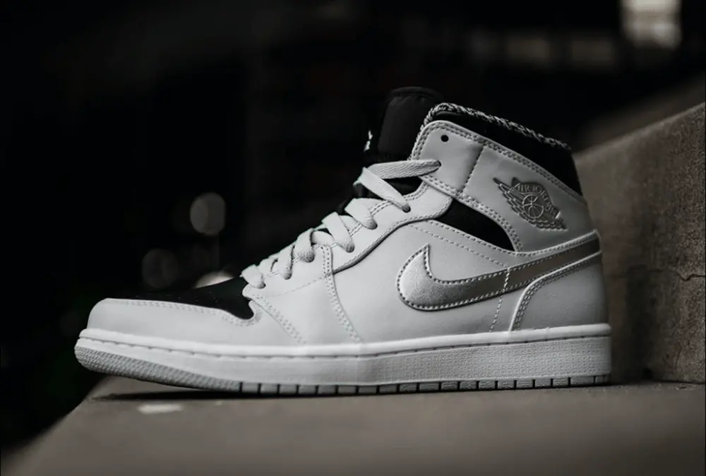 Alternative view of Giày Nike Air Jordan 1 Mid 'Wolf Grey Pure Platinum' 554724 032