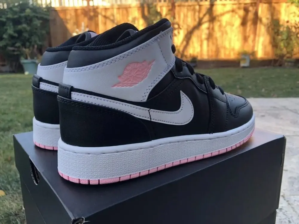 Alternative view of Giày Nike Air Jordan 1 Mid GS 'Arctic Punch' 555112-061