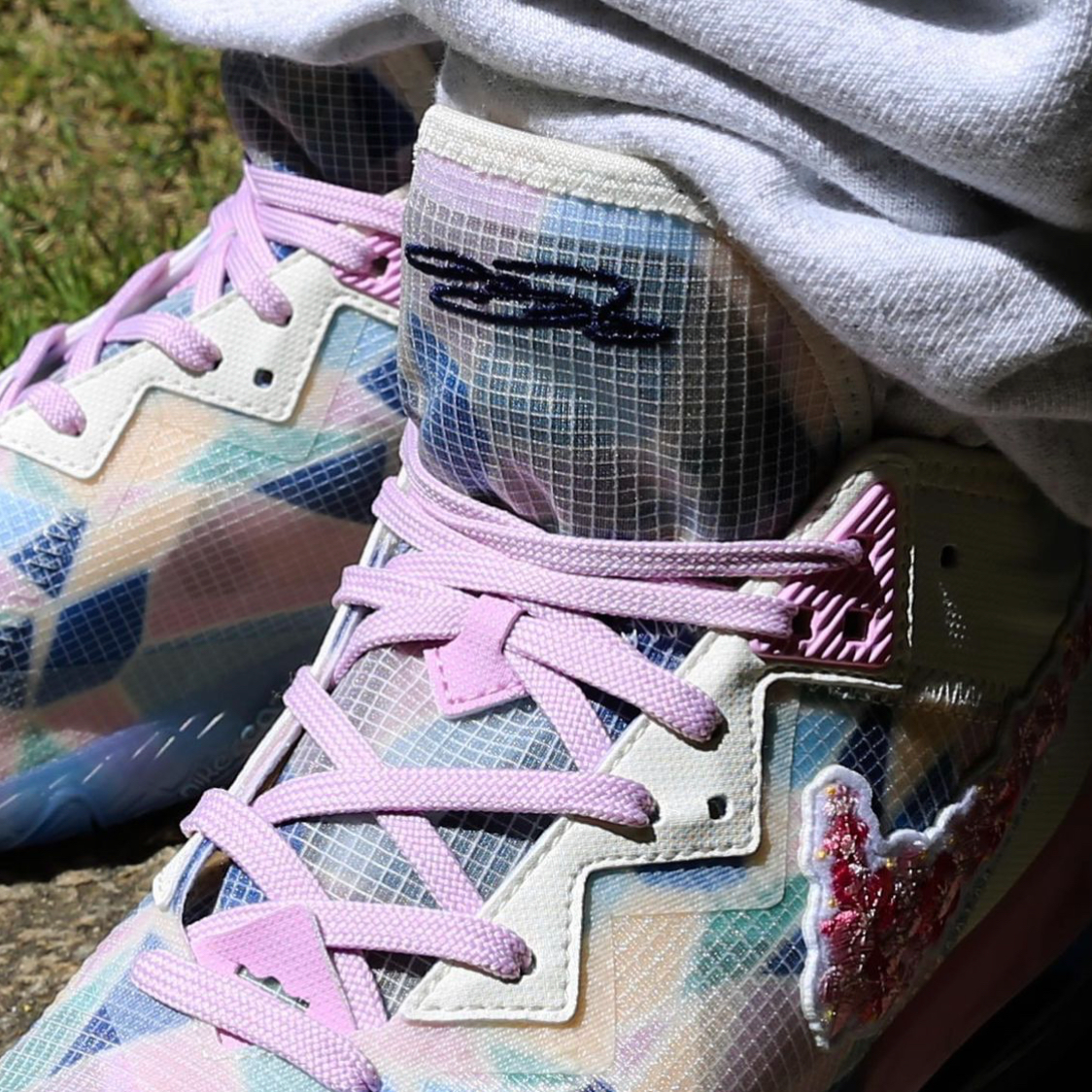 Giày Nike Atmos x LeBron 18 Low 'Sakura' CV7562-101 - Ảnh 4