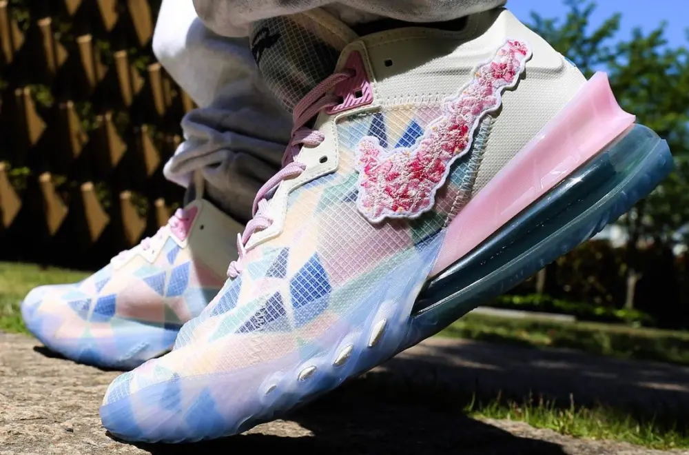 Alternative view of Giày Nike Atmos x LeBron 18 Low 'Sakura' CV7562-101