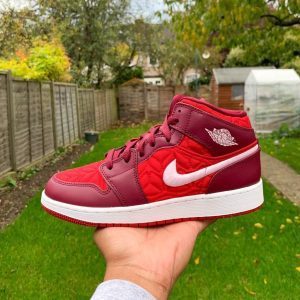 Alternative view of Giày Nike Air Jordan 1 Mid SE GS 'Red Quilted' AV5174-600