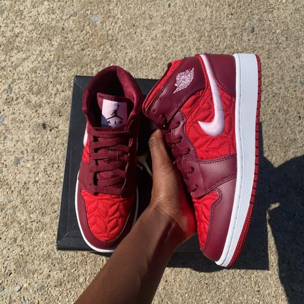 Giày Nike Air Jordan 1 Mid SE GS 'Red Quilted' AV5174-600 - Ảnh 3