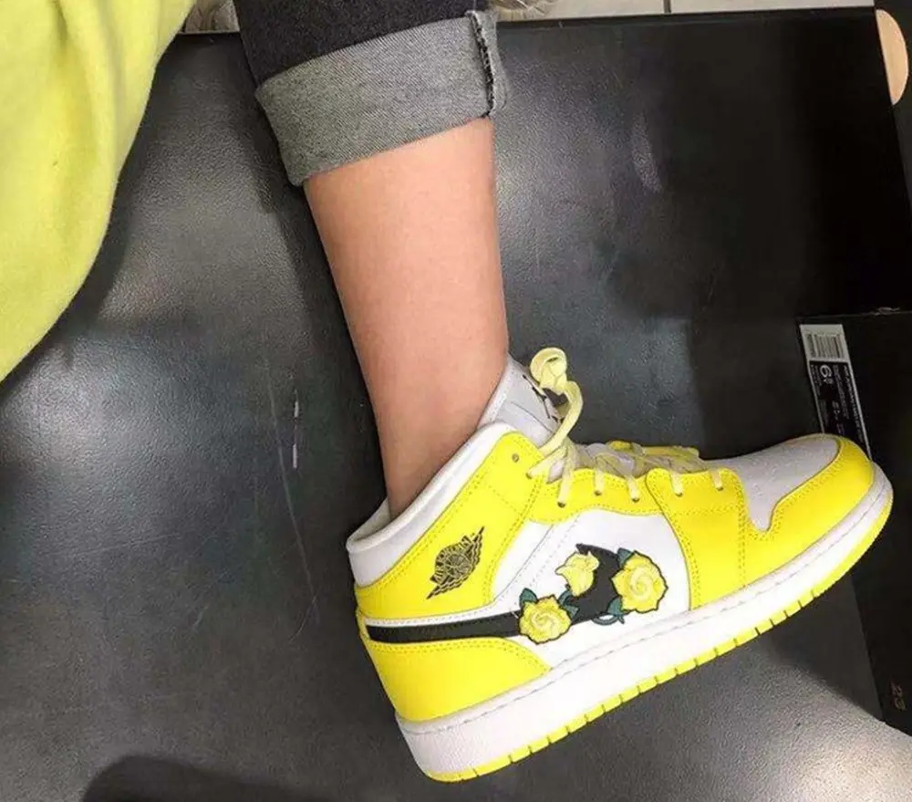 Alternative view of Giày Nike Air Jordan 1 Mid Dynamic 'Yellow Floral' AV5174-700