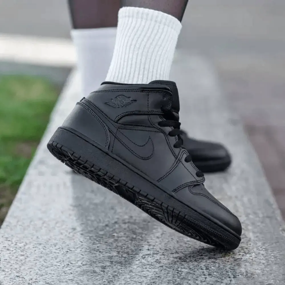 Alternative view of Giày Nike Air Jordan 1 Mid GS 'Triple Black' 554725-093
