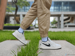 Alternative view of Giày Nike Air Jordan 1 Low SE GS 'Paint Splatter' DH3295-100