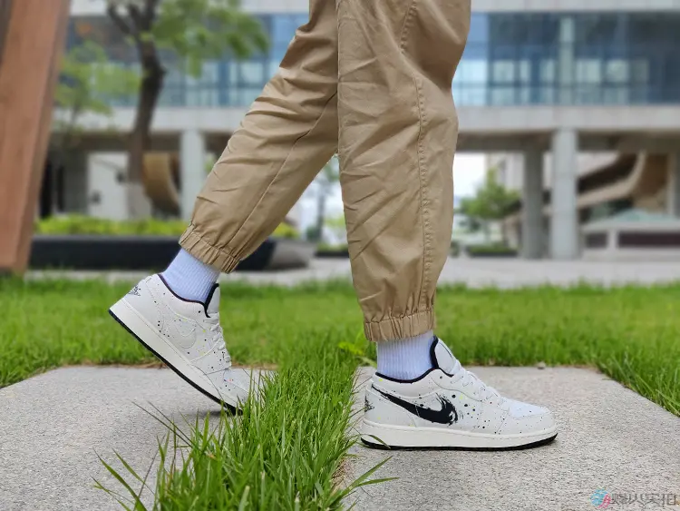 Alternative view of Giày Nike Air Jordan 1 Low SE GS 'Paint Splatter' DH3295-100