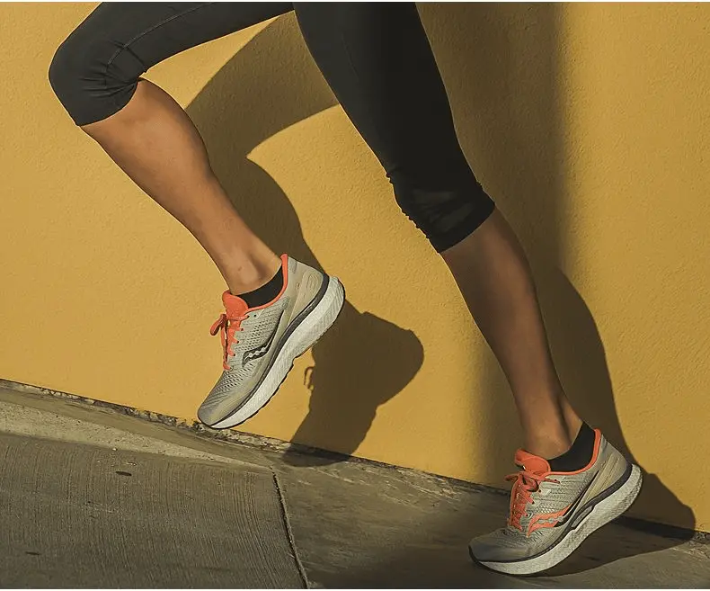 Alternative view of Giày Saucony Wmns Triumph 18 'Moonrock Coral' S10595-30