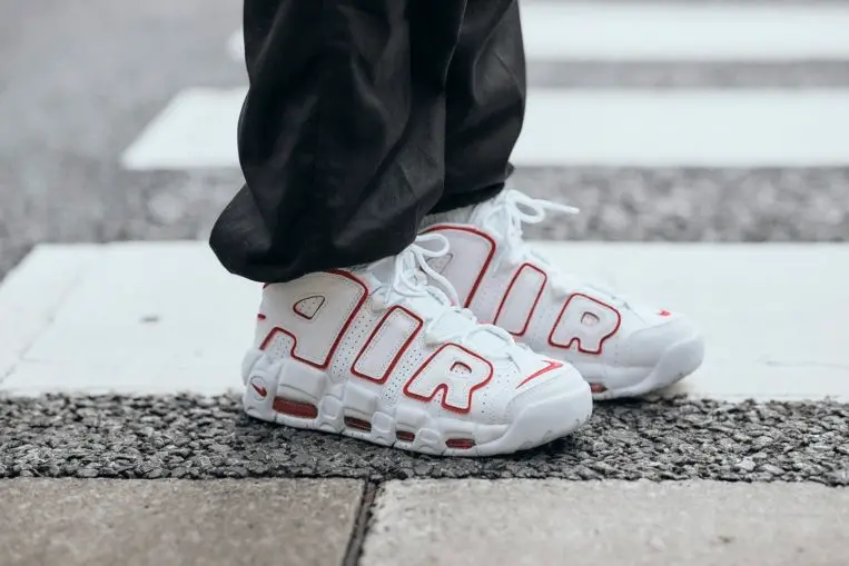 Alternative view of Giày Nike Air More Uptempo GS 'White Varsity Red' 415082-108