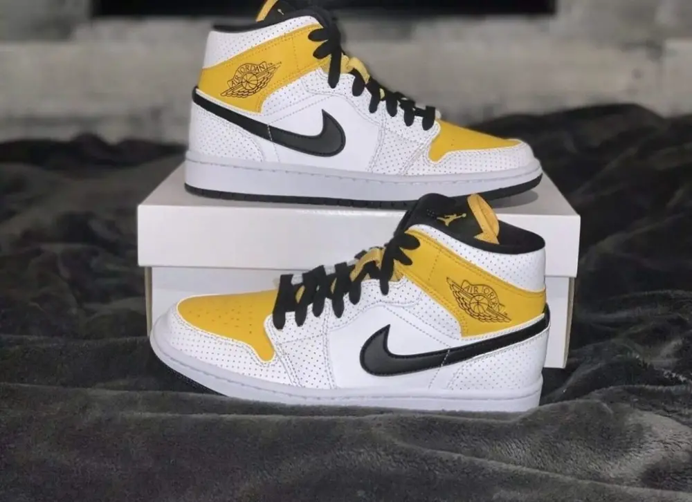 Alternative view of Giày Nike Air Jordan 1 Mid 'Perforated White University Gold' BQ6472-107