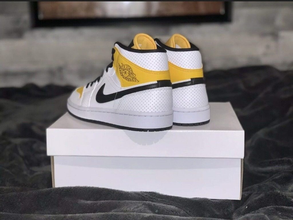 Giày Nike Air Jordan 1 Mid 'Perforated White University Gold' BQ6472-107 - Ảnh 4