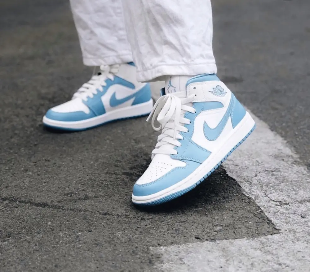 Alternative view of Giày Nike Air Jordan 1 Mid 'University Blue' BQ6472-141