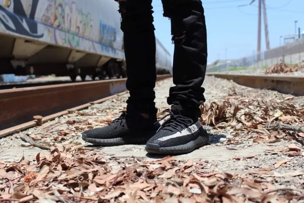 Alternative view of Giày Adidas Yeezy Boost 350 'Oreo' BY1604