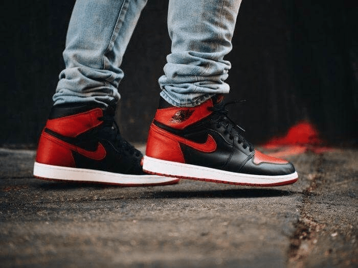 Giày Nike Air Jordan 1 Mid GS 'Banned' 554725-074 - Ảnh 2