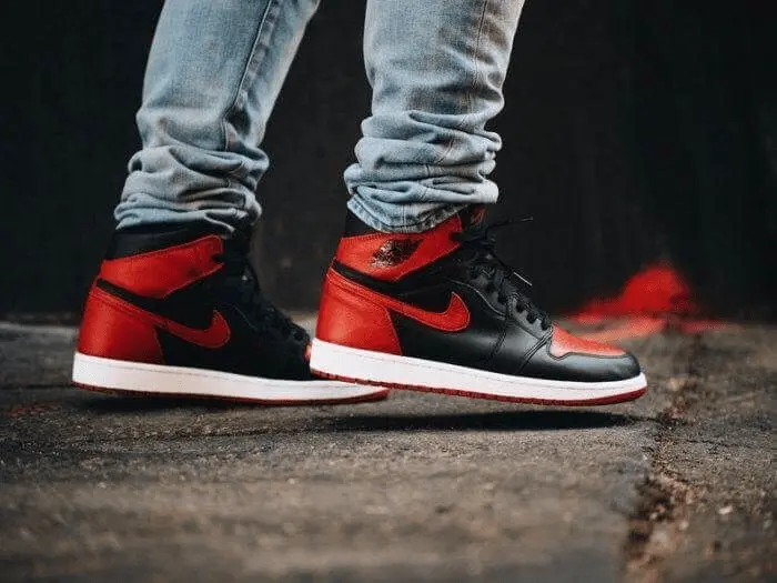 Alternative view of Giày Nike Air Jordan 1 Mid GS 'Banned' 554725-074