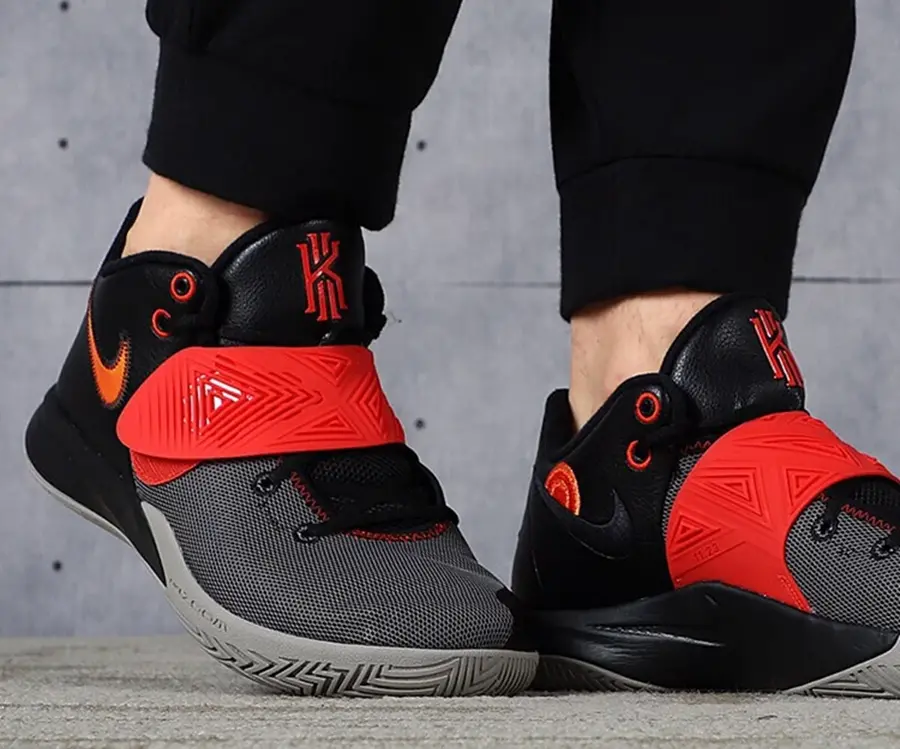 Alternative view of Giày Nike Kyrie Flytrap 3 GS 'Bred' BQ5620-005