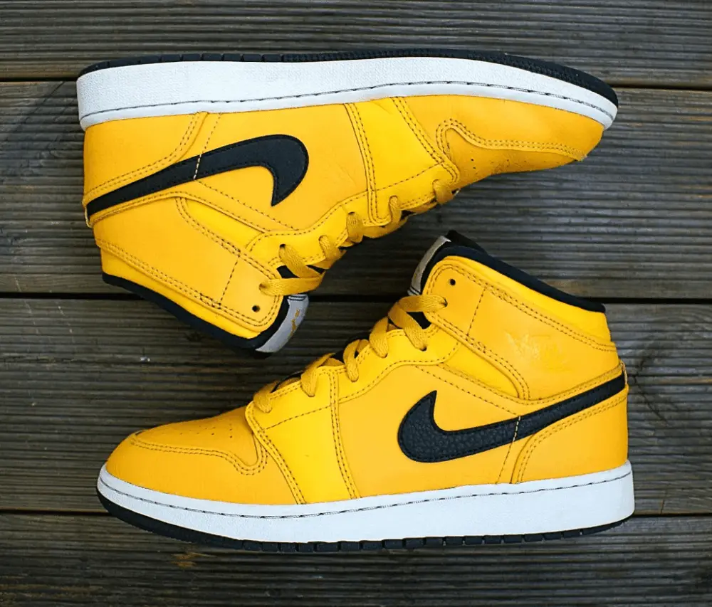 Alternative view of Giày Nike Air Jordan 1 Mid GS 'University Gold' 554725-700
