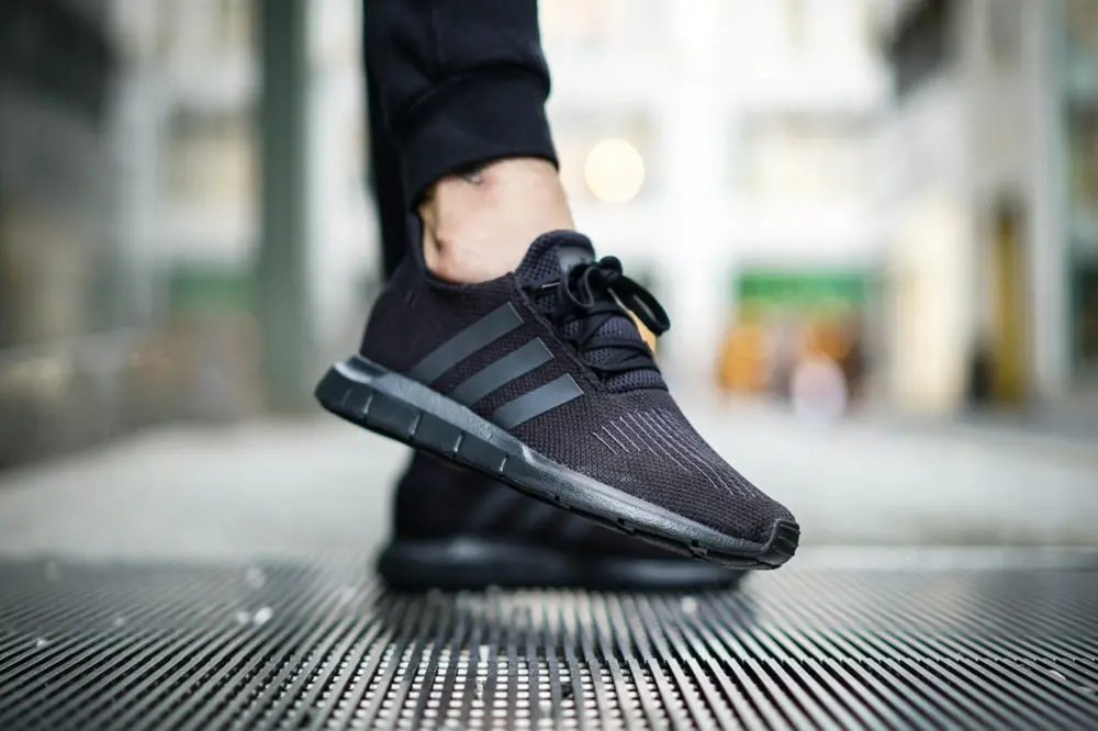 Giày Adidas Swift Run 'Triple Black' CG6268 - Ảnh 4