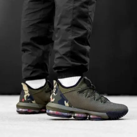 Alternative view of Giày Nike LeBron 16 Low 'Camo' CI2668-300