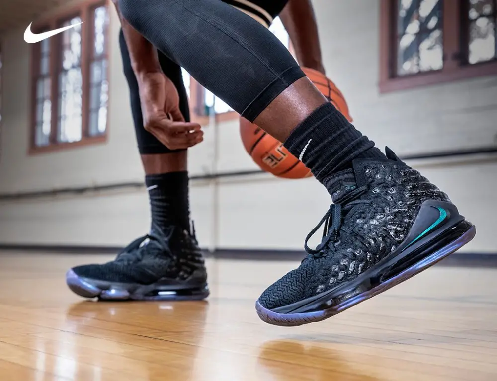 Alternative view of Giày Nike LeBron 17 'Currency' BQ3177-001