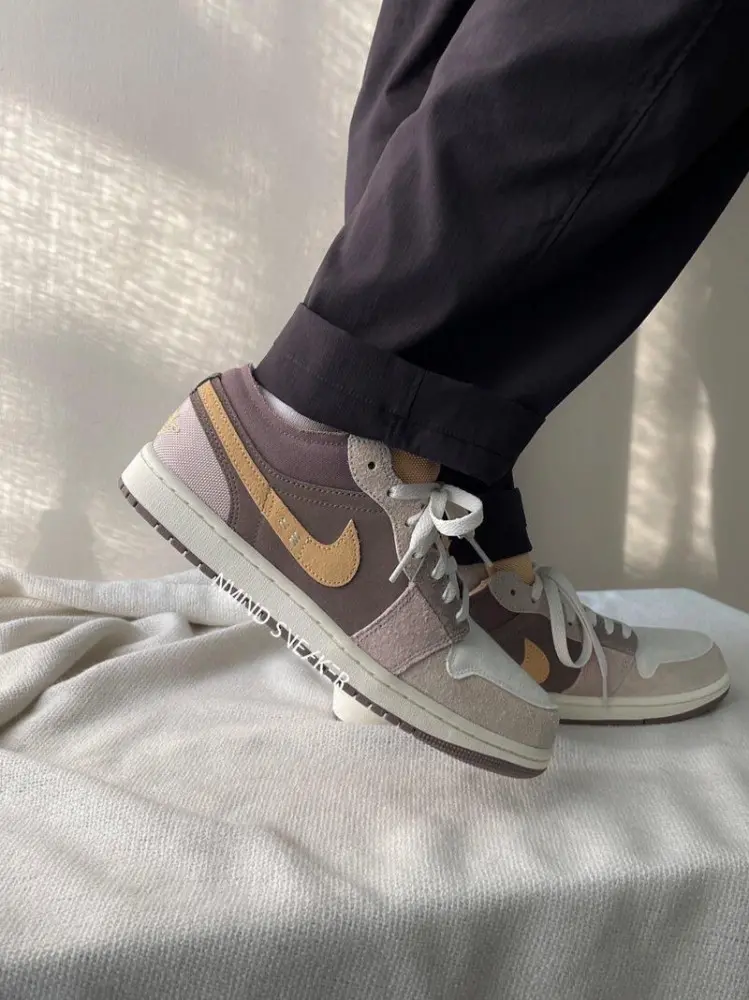 Alternative view of Giày Nike Air Jordan 1 Low SE Craft GS 'Inside Out - Taupe Haze' dz4465-200