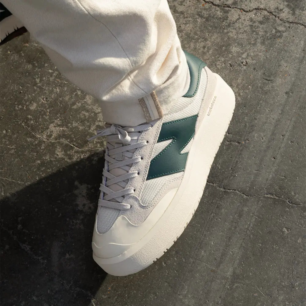 Alternative view of Giày New Balance 302 'White Nightwatch Green' CT302RA