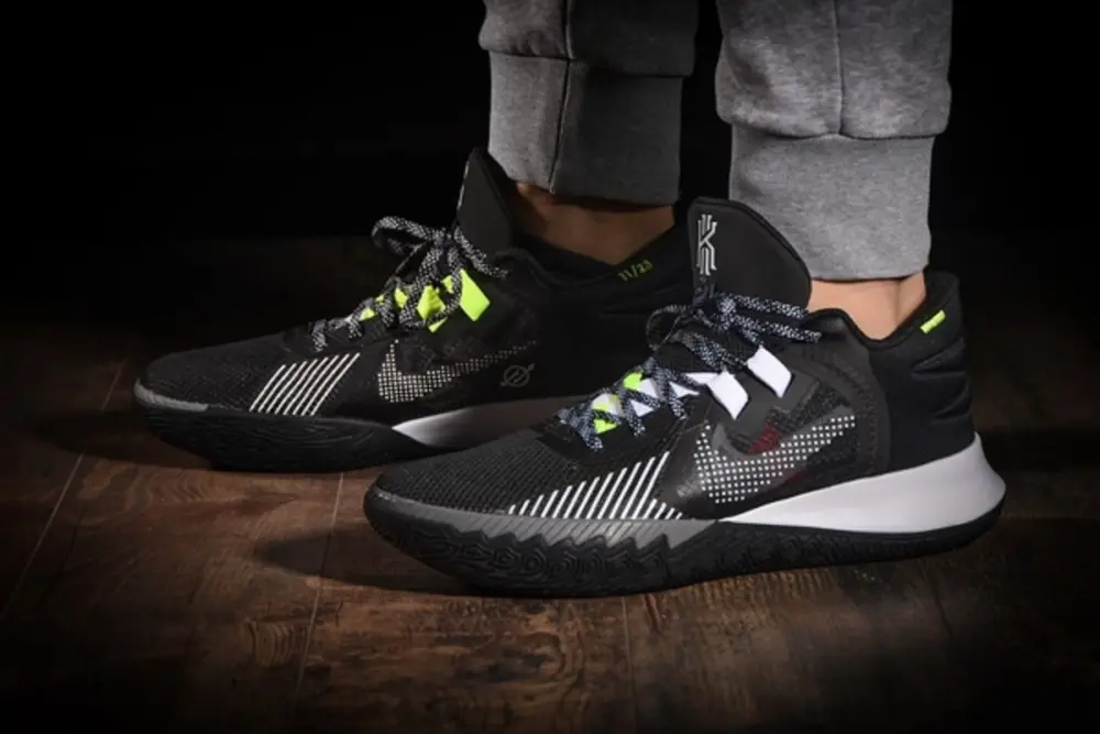 Alternative view of Giày Nike Kyrie Flytrap 5 'Black Cool Grey' CZ4100-002