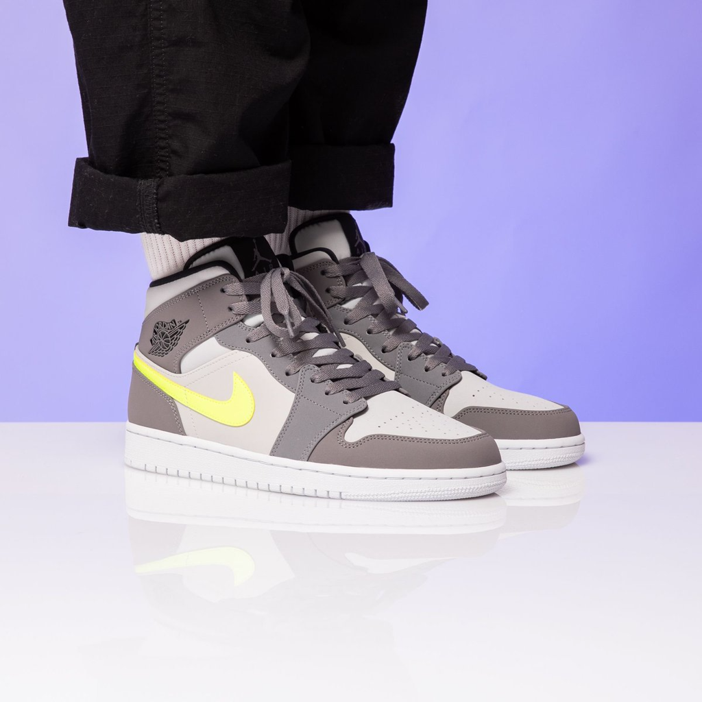 Giày Nike Air Jordan 1 Mid GS 'Gun Smoke Volt' 554725-072 - Ảnh 2