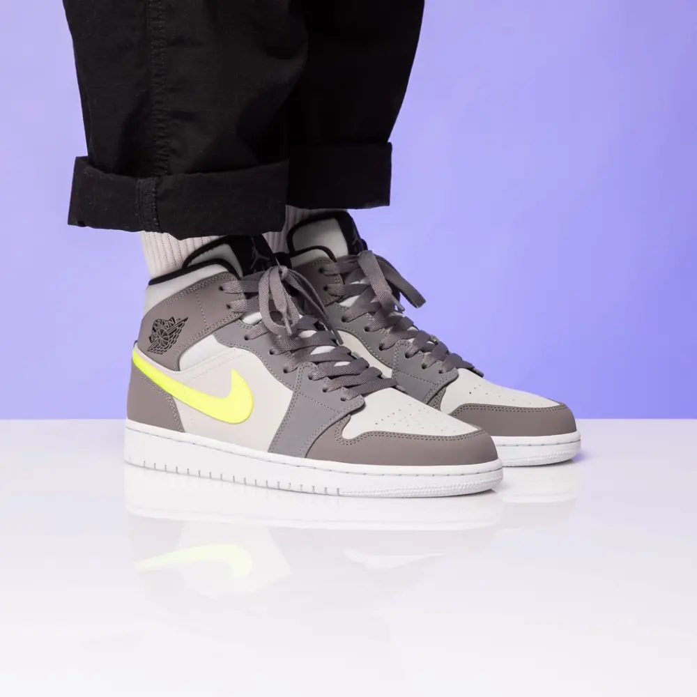 Alternative view of Giày Nike Air Jordan 1 Mid GS 'Gun Smoke Volt' 554725-072
