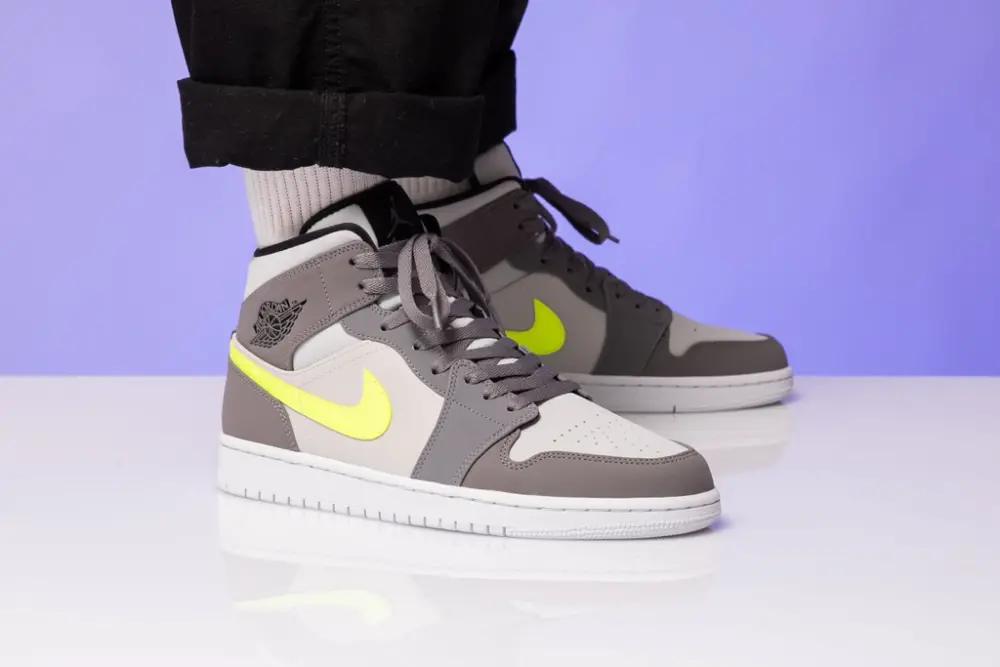 Alternative view of Giày Nike Air Jordan 1 Mid 'Gun Smoke Volt' 554724-072