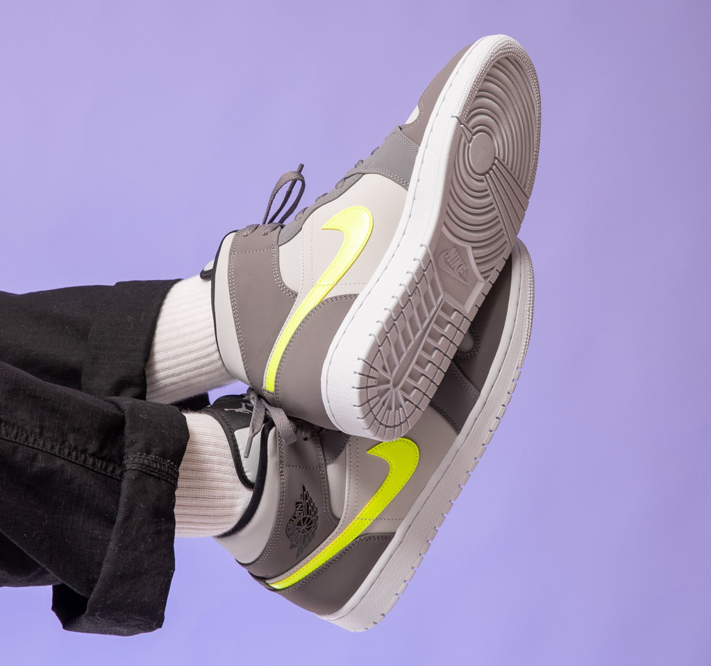 Giày Nike Air Jordan 1 Mid 'Gun Smoke Volt' 554724-072 - Ảnh 5